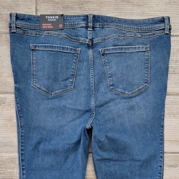 NWT Torrid Crop Midfit Super Skinny Jeans Women's Medium Wash Everyday 18 - Picture 4 of 10